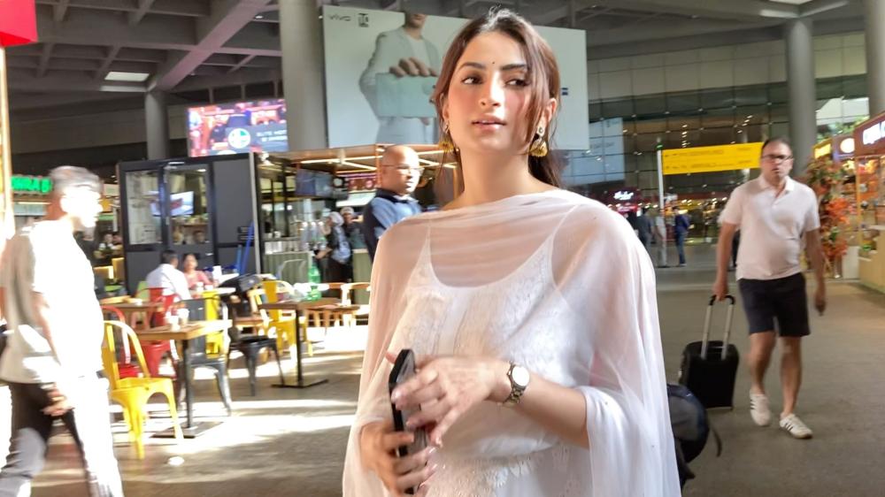 palak-tiwari-was-spotted-at-the-airport-upon-her-arrival-looking-stylish-and-effortlessly-chic